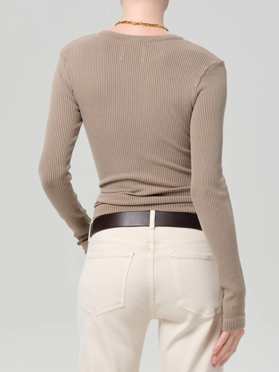 Bina Crewneck in Sandatlas