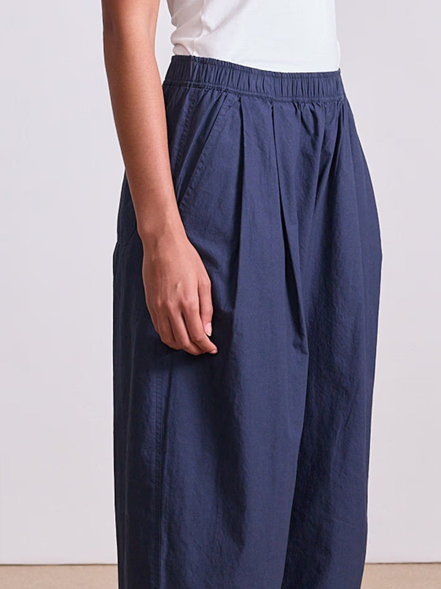 Spa Pleat Pant in Navy